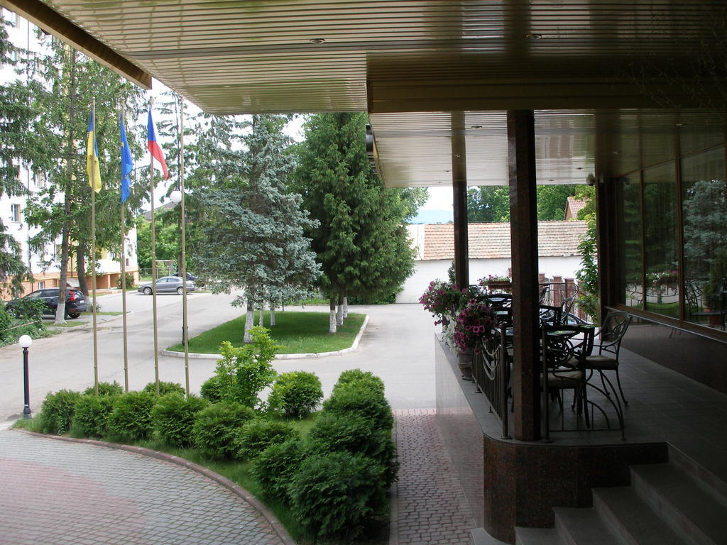Olymp Hotel Ujhorod Exterior foto