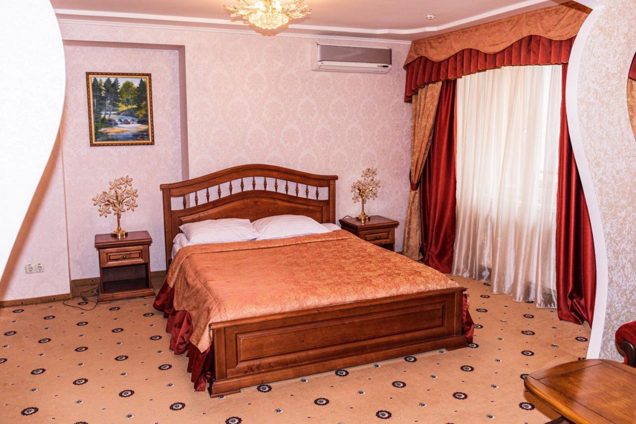 Olymp Hotel Ujhorod Exterior foto