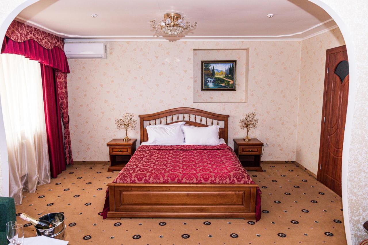 Olymp Hotel Ujhorod Exterior foto