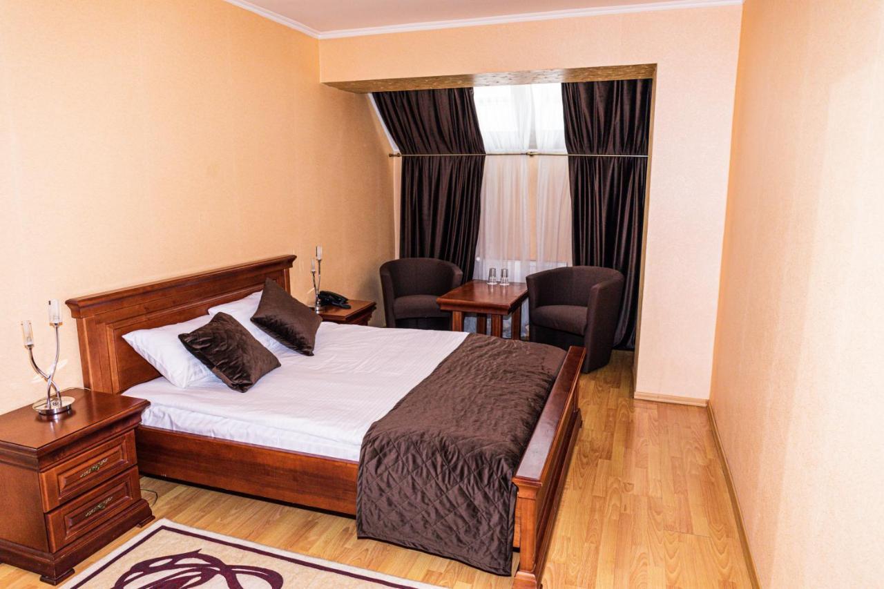 Olymp Hotel Ujhorod Exterior foto